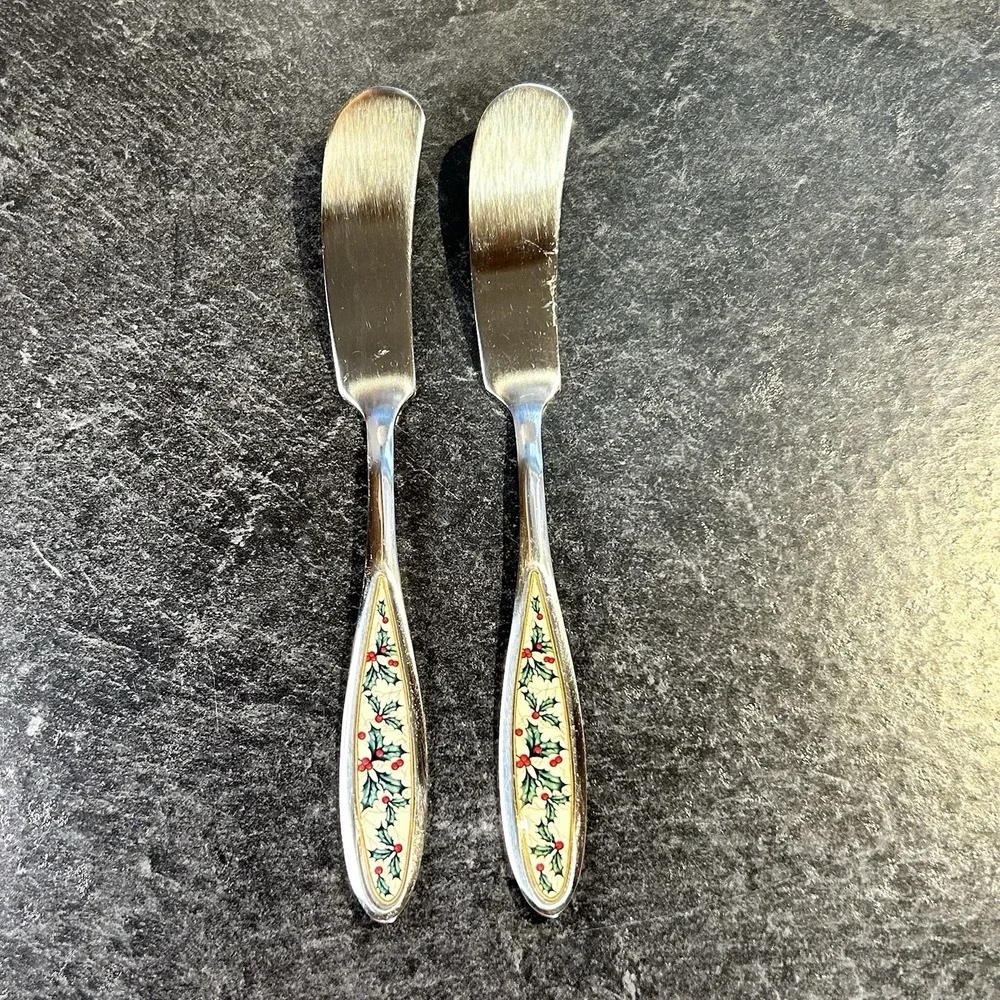 2- International HOLIDAY VINE Holly‎ Berry Stainless Flatware Butter Spreader